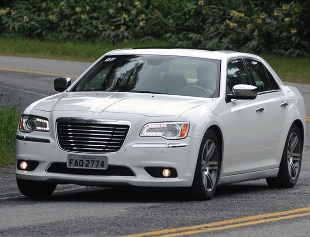 Novo chrysler 300c 2012 V6 8 marchas começa a ser vendido no Brasil