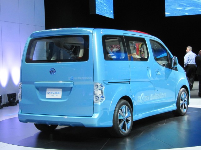 nissan-e-nv-200-minivan-eletrica-2012-que começa a ser produzida globalmente em barcelona lateral 2